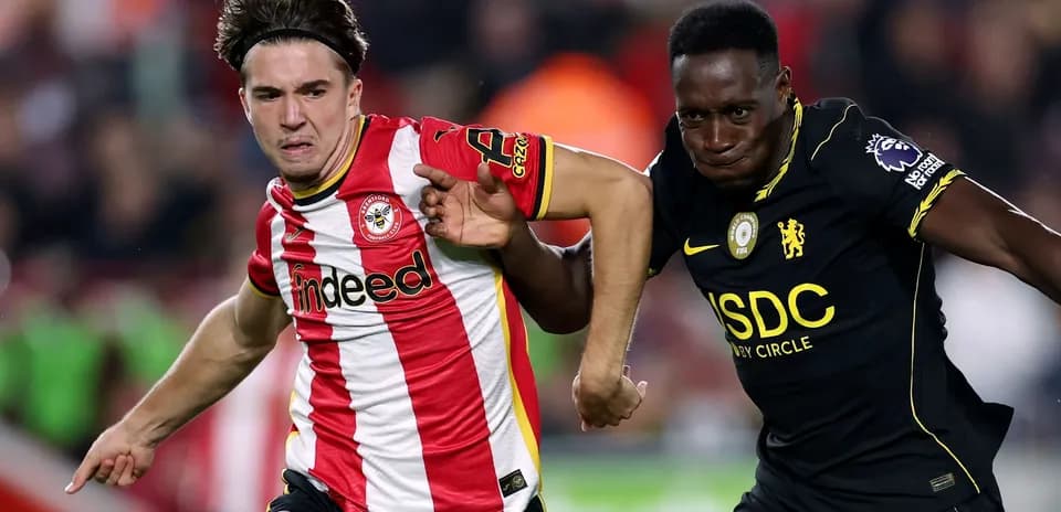 İki futbolçu top üçün mübarizə aparır
