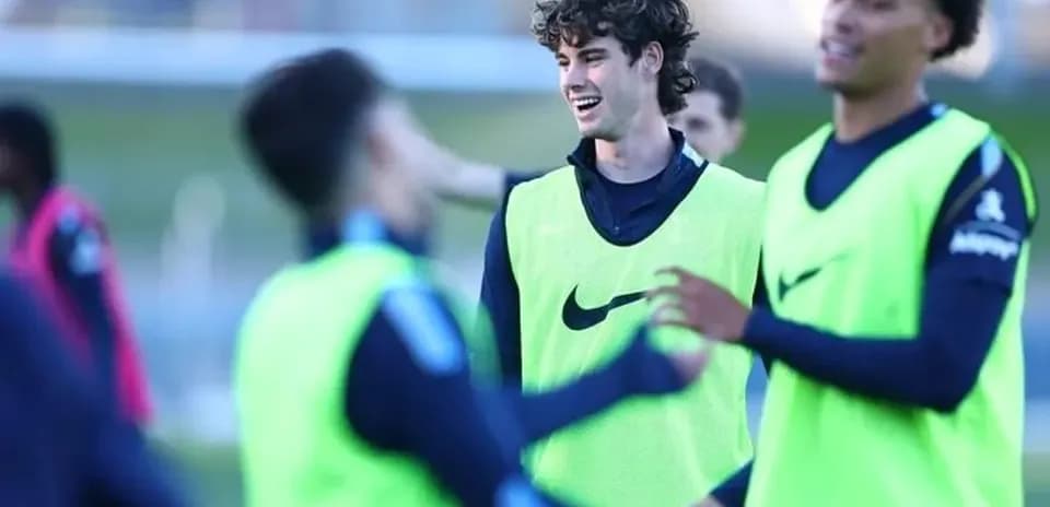 Futbolçular məşq zamanı bir-biri ilə ünsiyyət qurur