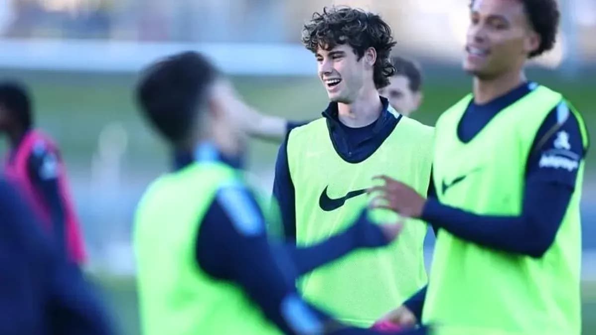 Futbolçular məşq zamanı bir-biri ilə ünsiyyət qurur