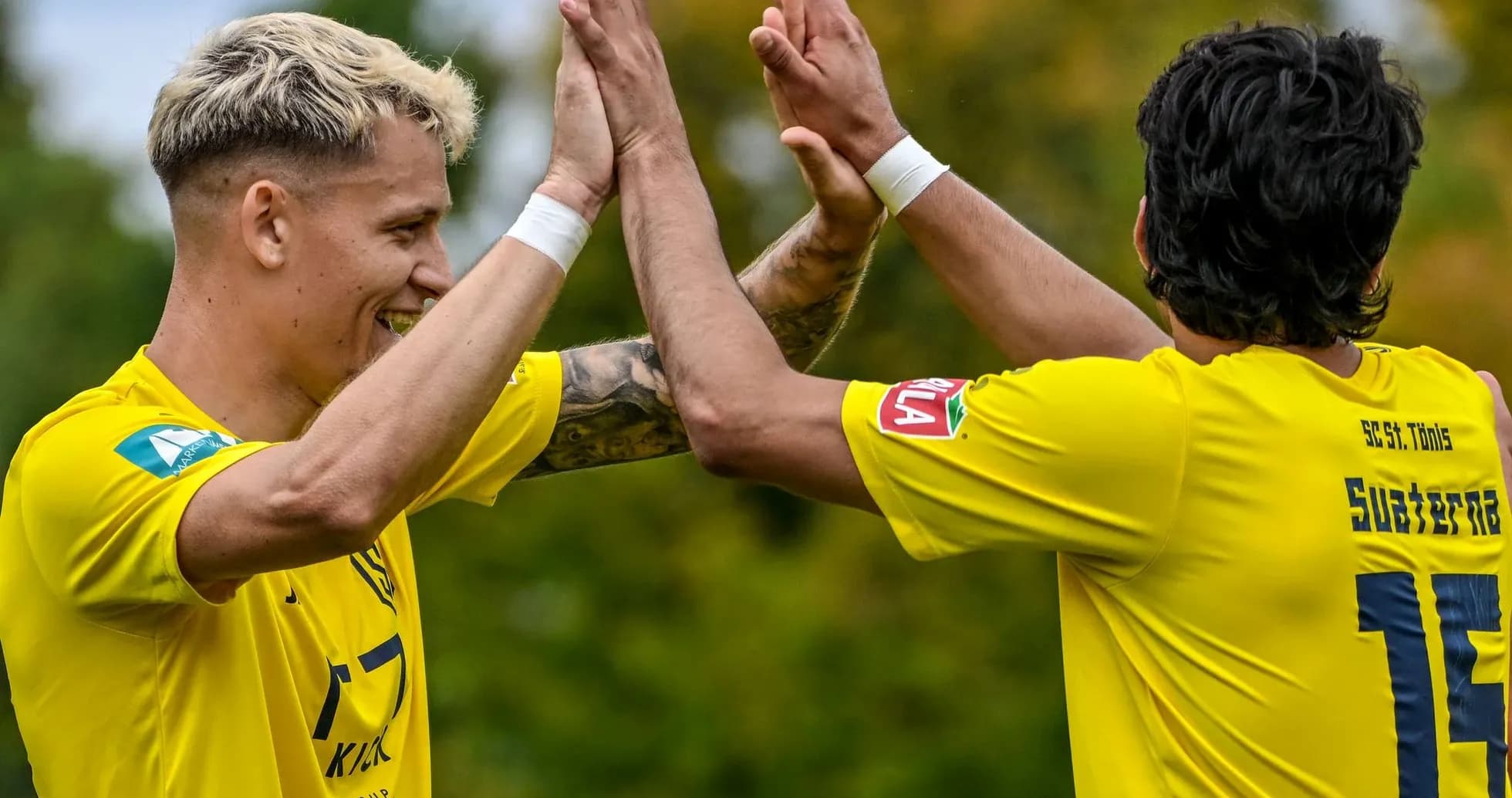 SC St. Tönis futbolçuları bir-birini təbrik edir