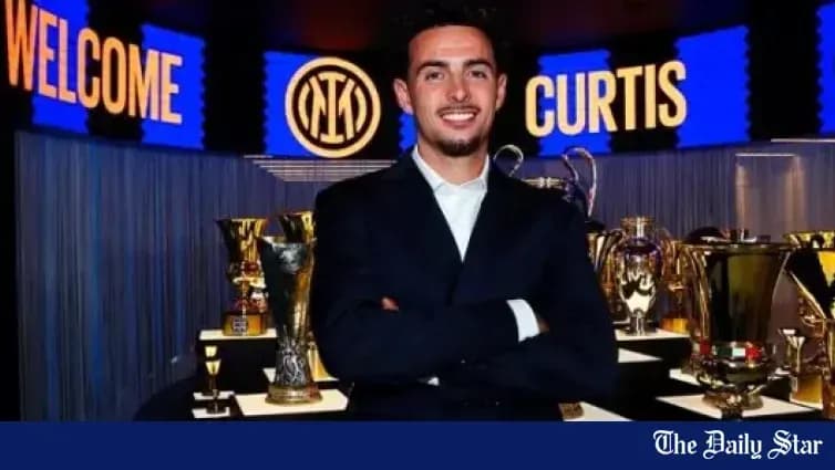 Yeni oyunçu Curtis, kubokların önündə durur