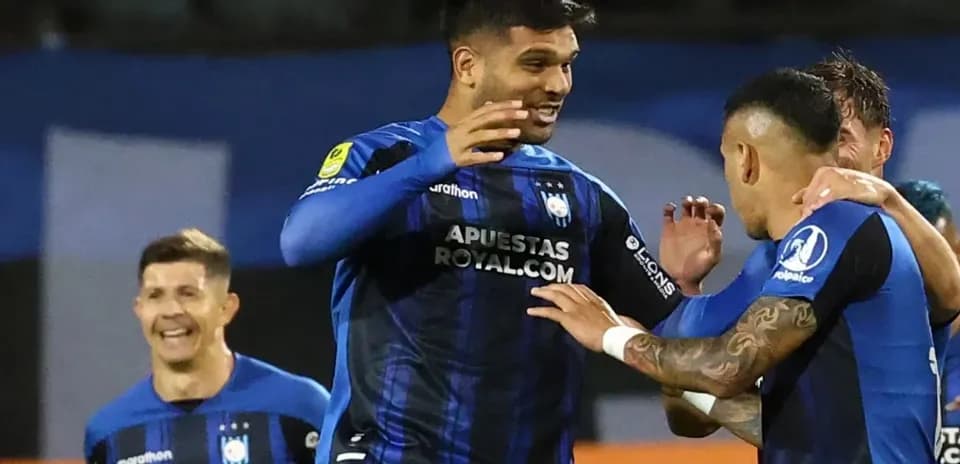 Futbolçuların sevinci Universiad de Concepcion