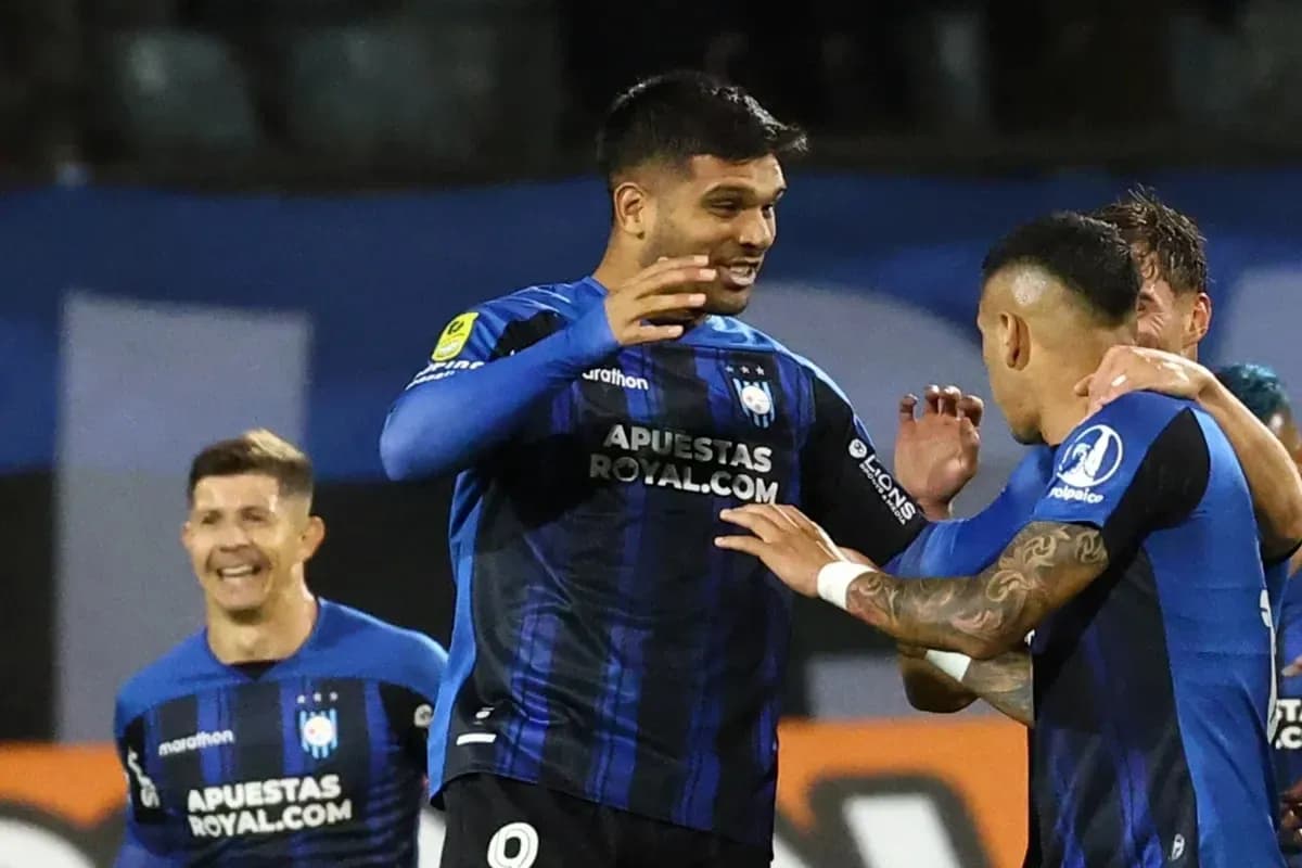 Futbolçuların sevinci Universiad de Concepcion