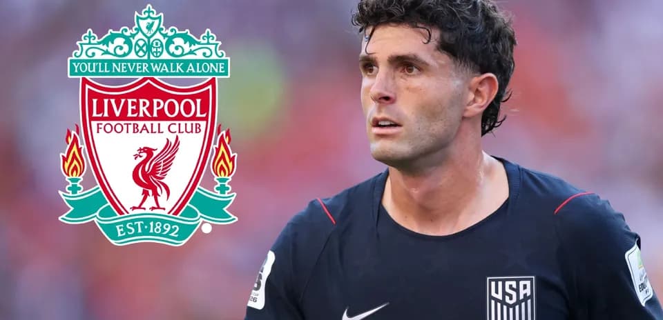 Futbolçu oyun zamanı Liverpool logosu ilə