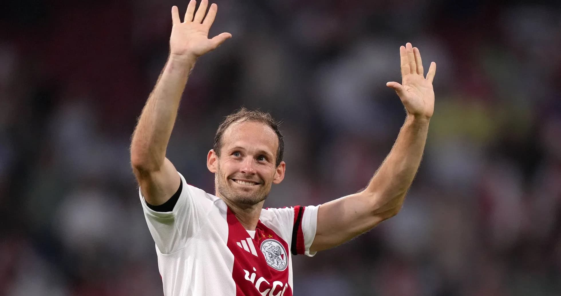 Futbolçu Ajax formasında əlini qaldırır