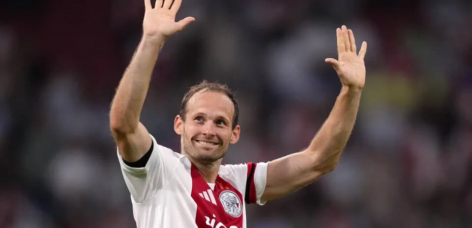 Futbolçu Ajax formasında əlini qaldırır