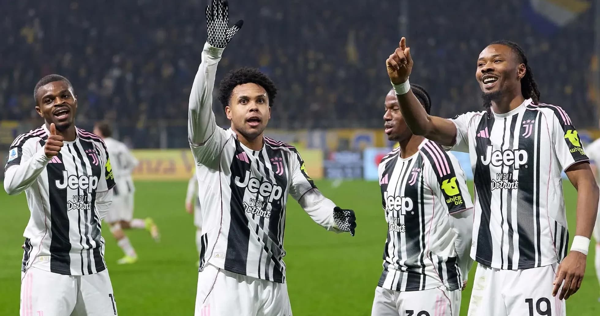 Juventus futbolçuları sevinir