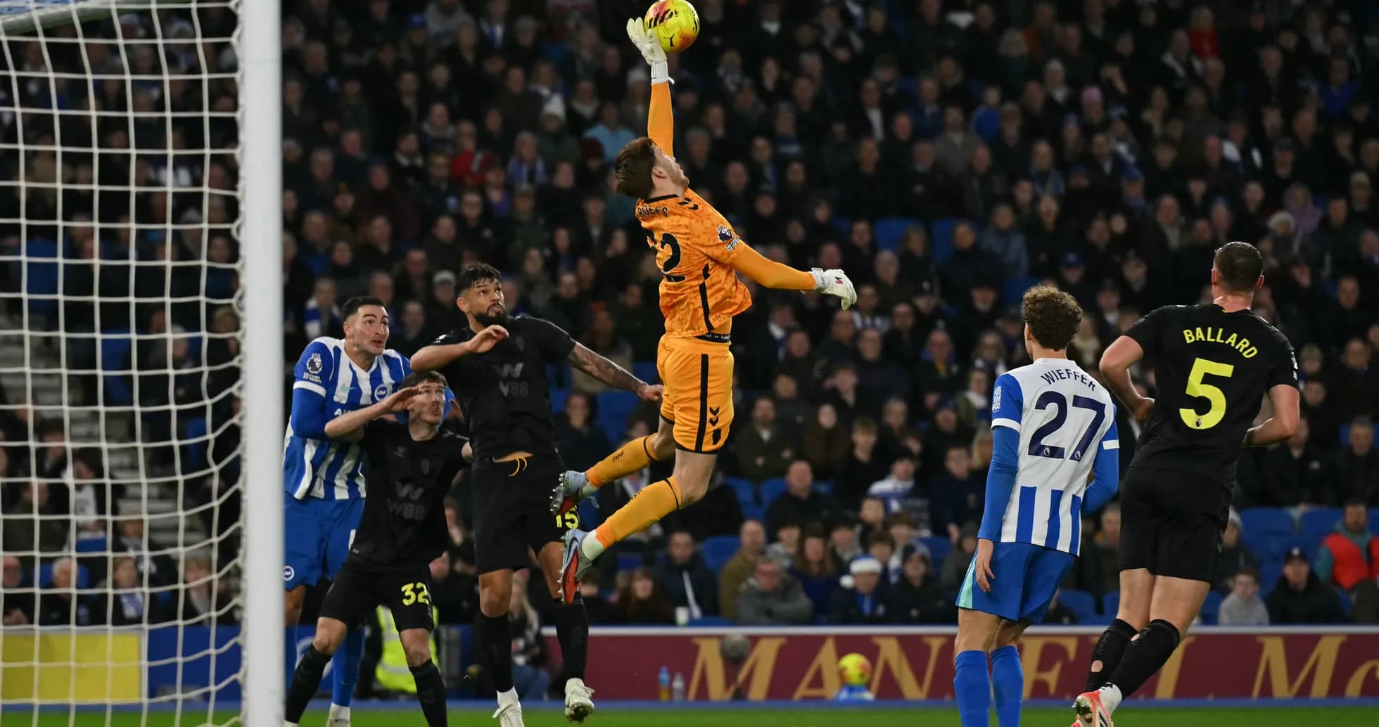 Qapıçı topu havada tutarkən