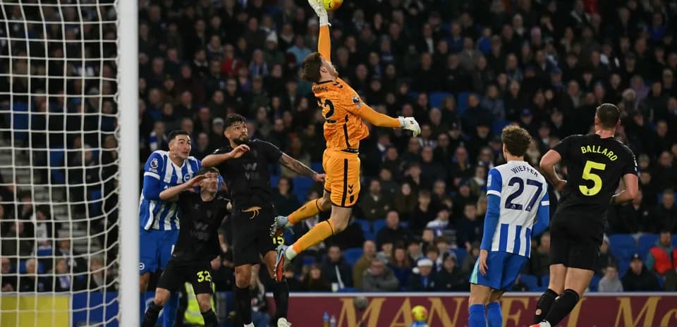 Qapıçı topu havada tutarkən