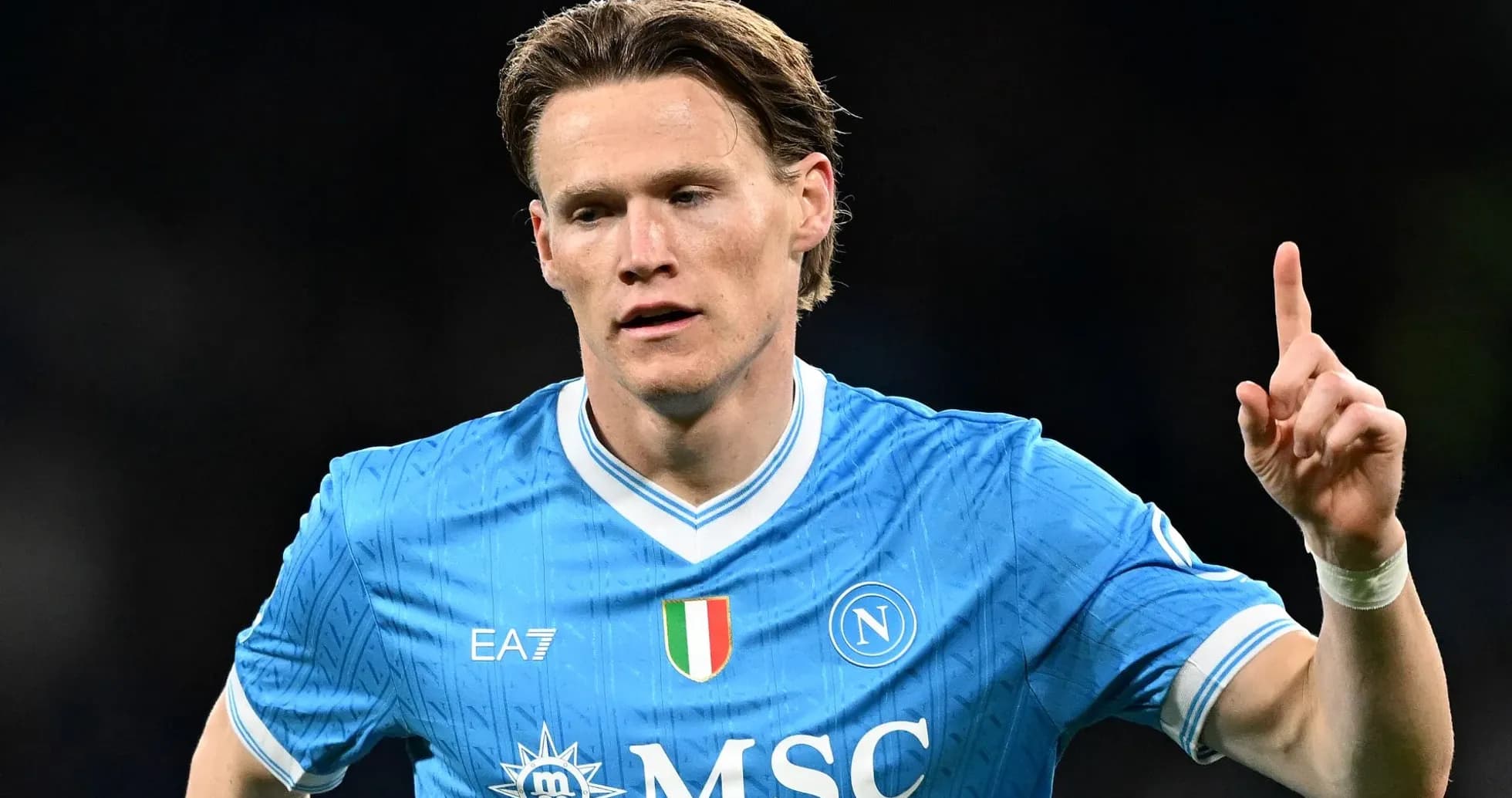 Futbolçu Napoli formasında qol sevinci yaşayır