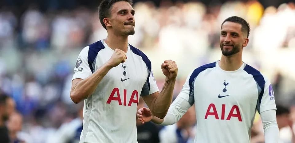 Tottenham oyunçuları qələbə sevincini yaşayır