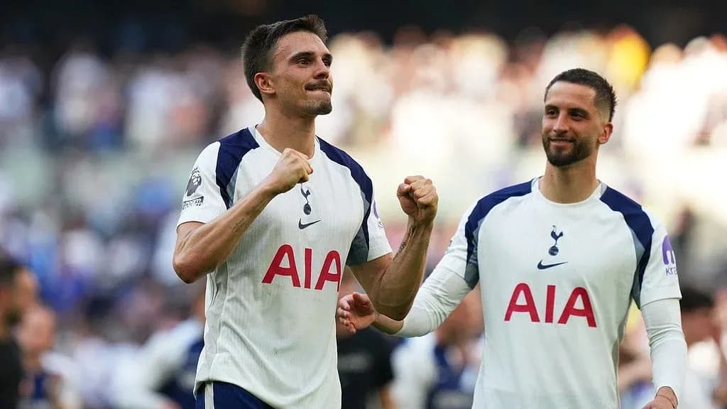 Tottenham oyunçuları qələbə sevincini yaşayır