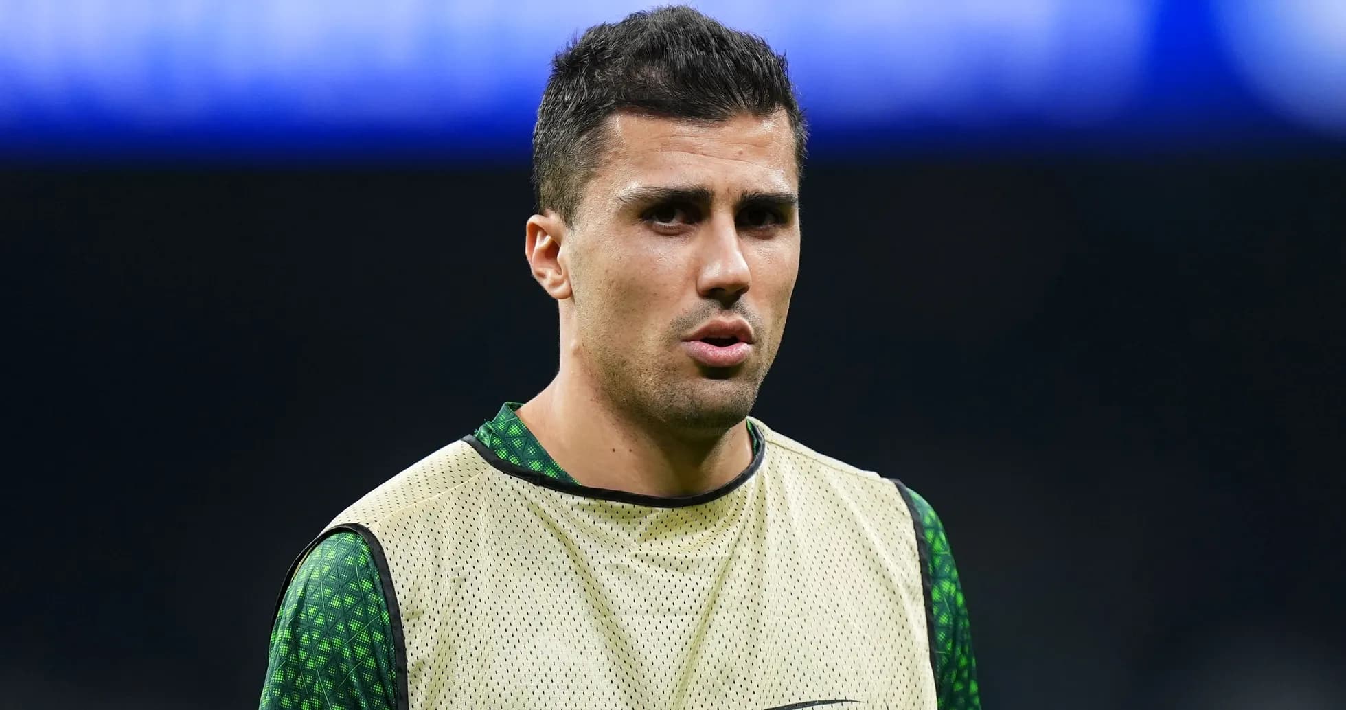 Futbolçu hazırlıq üçün geyimdə görünür