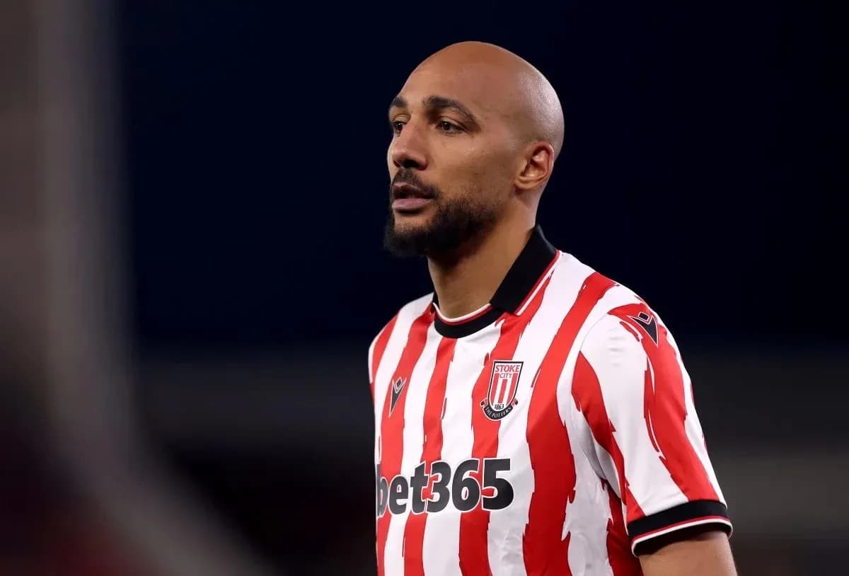 Futbolçu Stoke City formasında durur Futbolçu Stoke City formasında durur