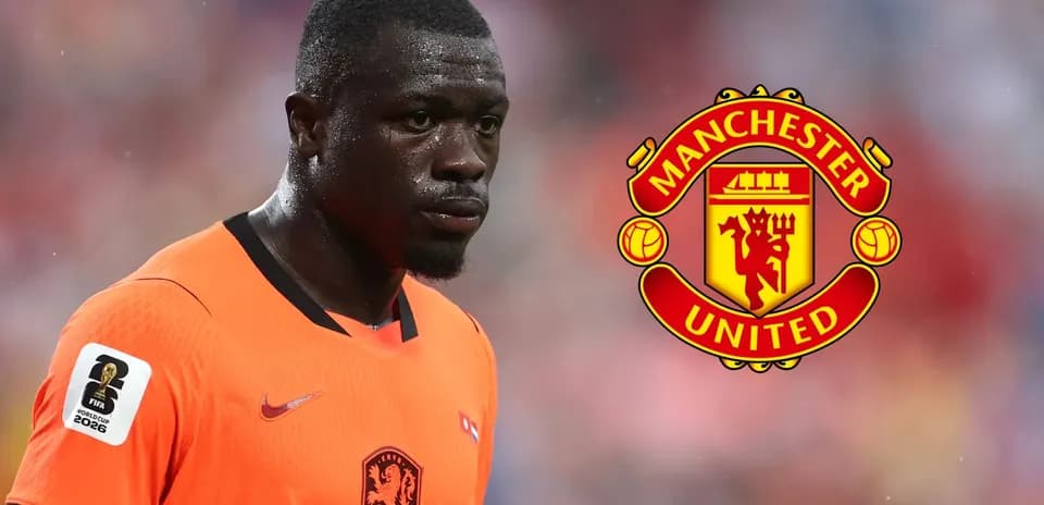Futbolçu portuqal köynəkdə, arxada Manchester United loqosu