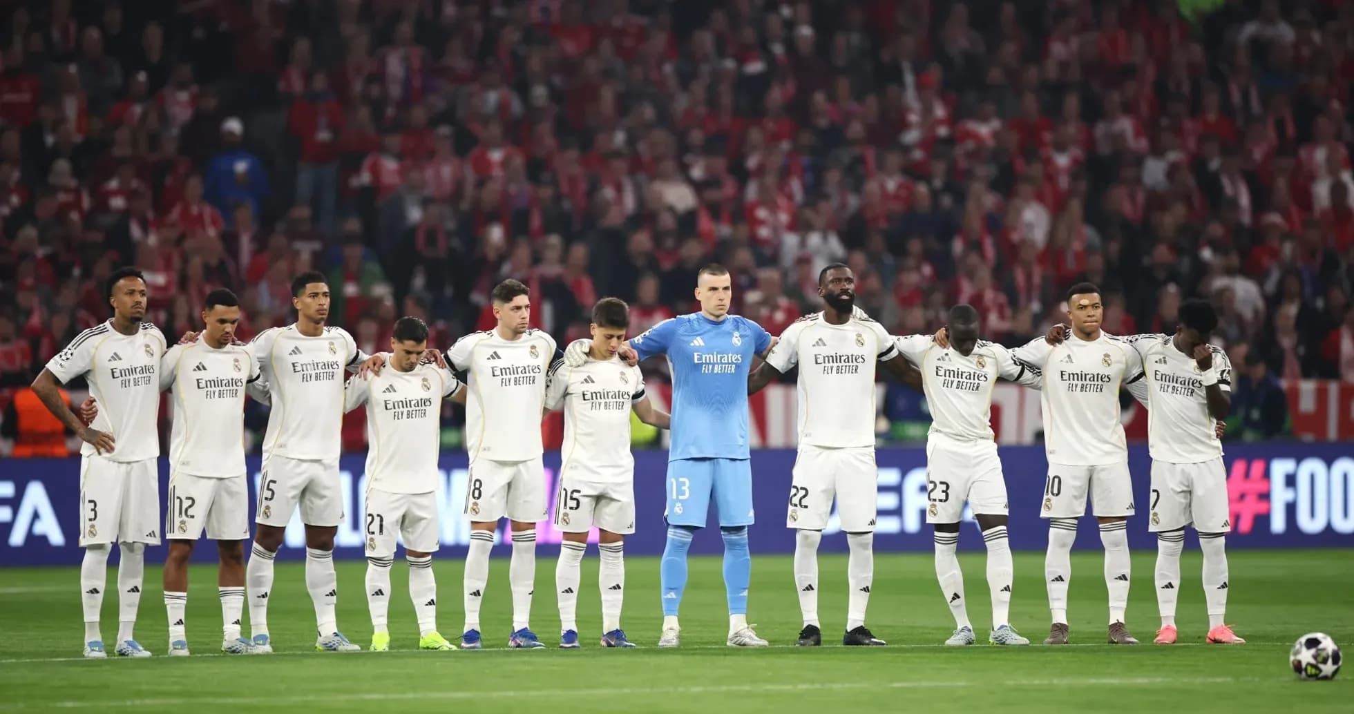 Real Madrid futbolçuları oyundan əvvəl bir araya gəlib