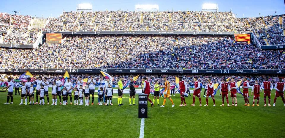Sevilya və Valensiya oyunçuları meydana çıxır