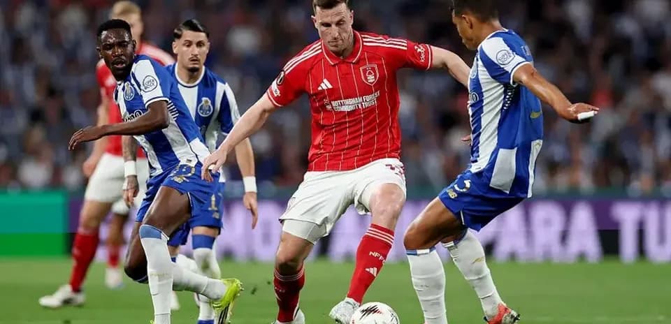 Dördü futbolçunun top üçün mübarizə apardığı an