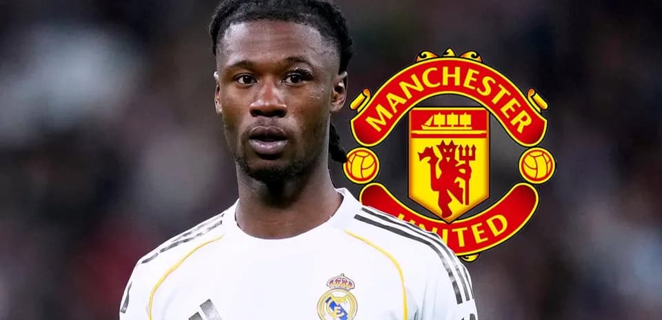 Futbolçu Real Madrid formasında, arxa planda Manchester United logosu