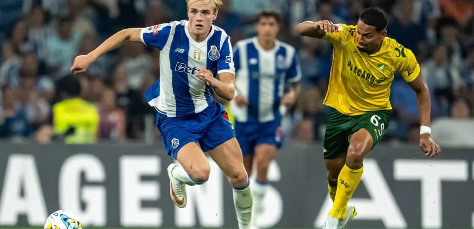 Porto player sprinting with ball, opponent chasing