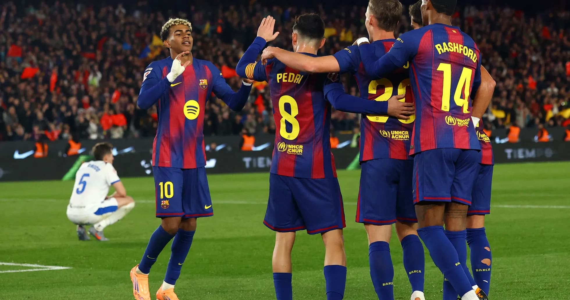 Barcelona futbolçuları qələbəni qeyd edirlər
