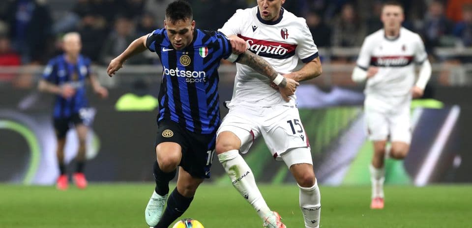 Bologna və İnter futbolçuları mübarizə aparır