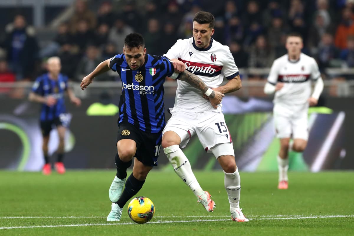 Bologna və İnter futbolçuları mübarizə aparır