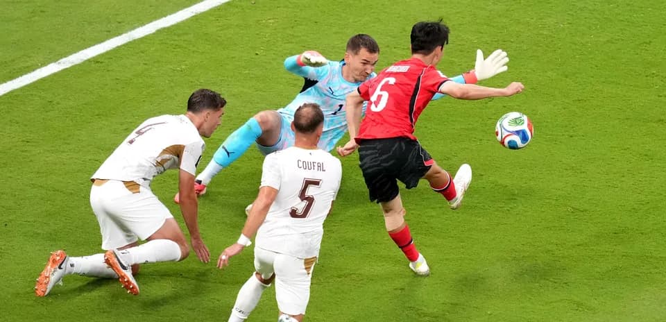Cənubi Koreya futbolçusu topu vurur