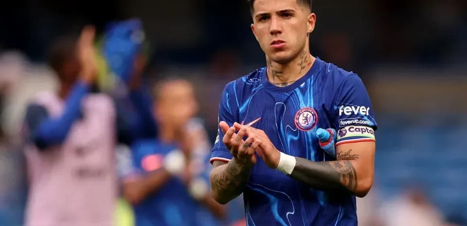 Futbolçu Chelsea formasında əl çalan