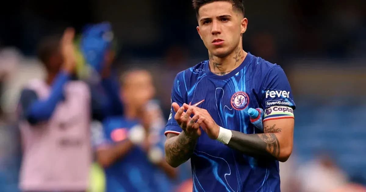 Futbolçu Chelsea formasında əl çalan