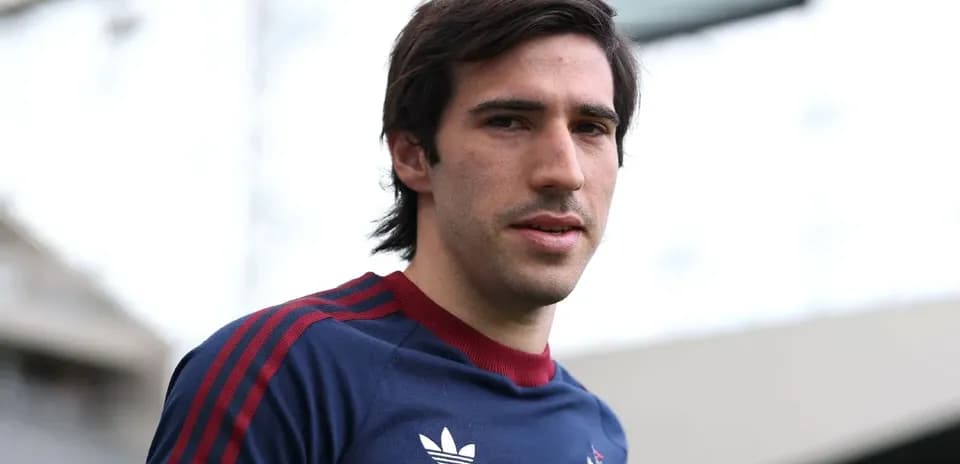 Futbolçu idman formasında kamera qarşısında