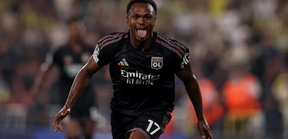 Lyon futbolçusu qolu qeyd edir