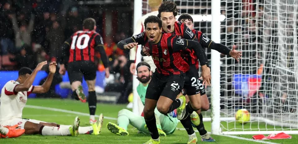 Bournemouth futbolçuları qolu qeyd edirlər