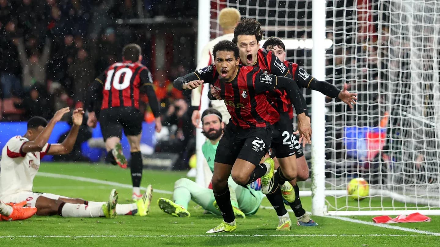 Bournemouth futbolçuları qolu qeyd edirlər