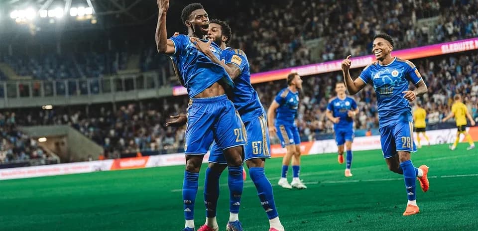 Slovan Bratislava oyunçuları sevinir