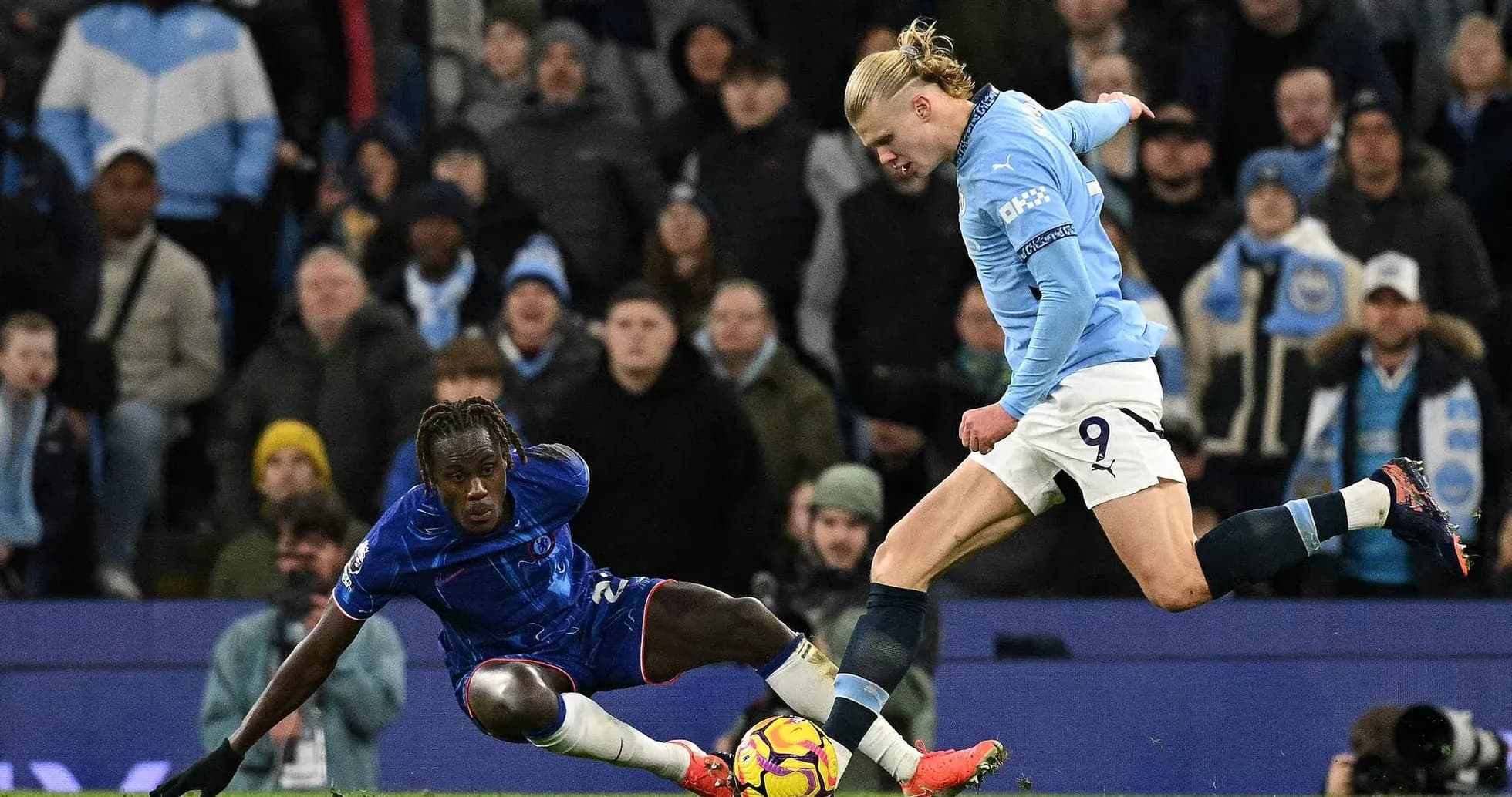Haaland topdan qaçır, Chelsea oyunçusu yerə düşür