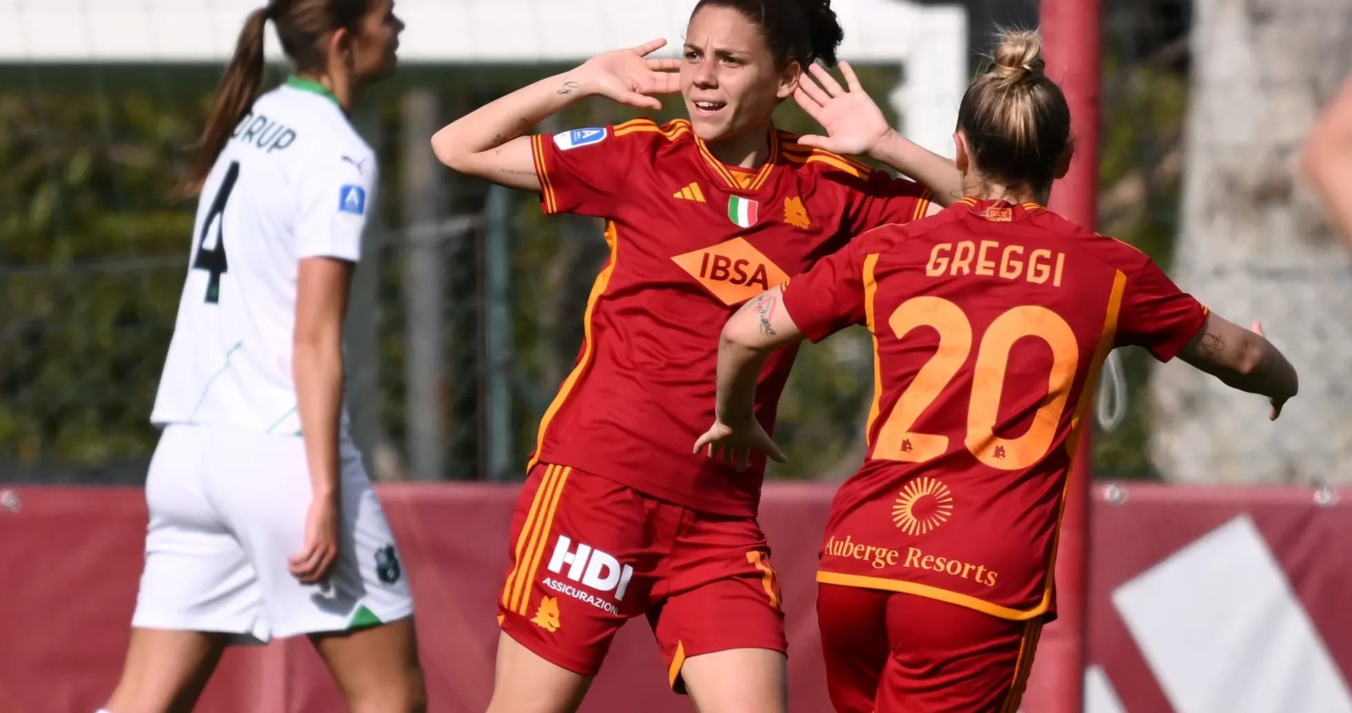 Roma W futbolçuları sevincini qeyd edir
