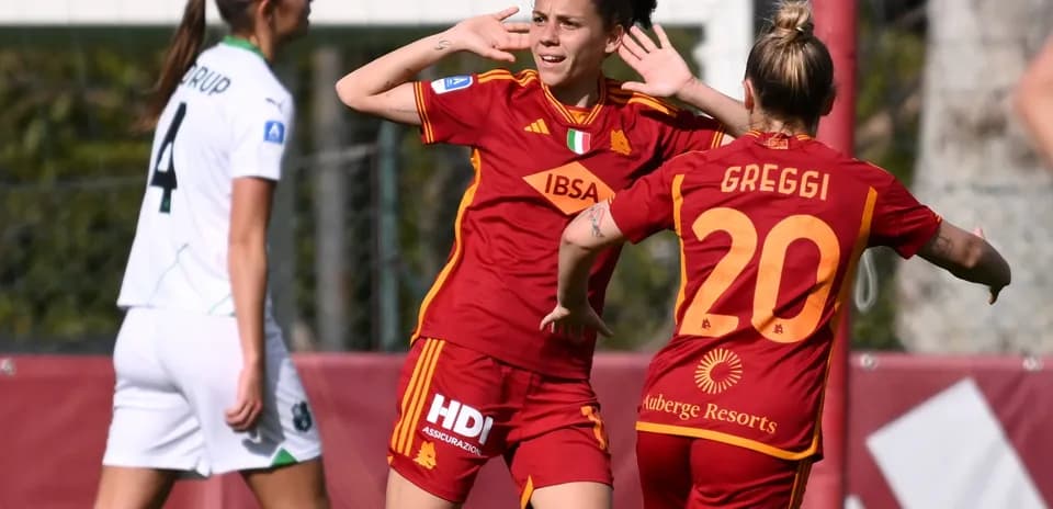 Roma W futbolçuları sevincini qeyd edir
