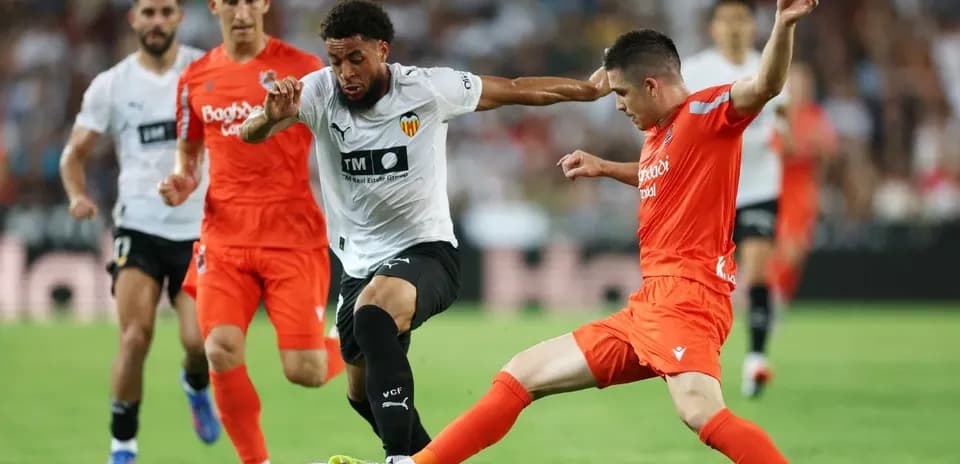 Real Sociedad və Valencia oyunçuları mübarizə aparır