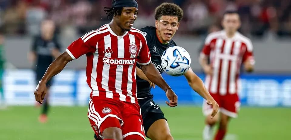 Futbolçular top üçün mübarizə aparır