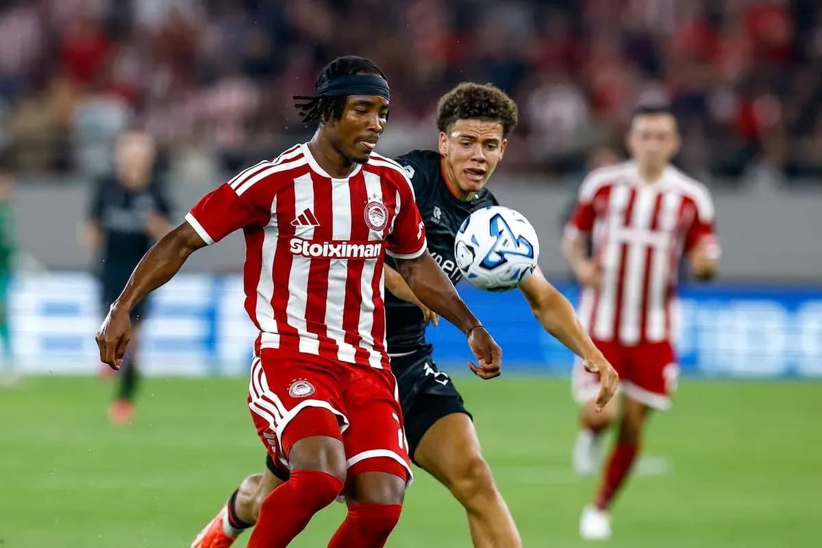 Futbolçular top üçün mübarizə aparır