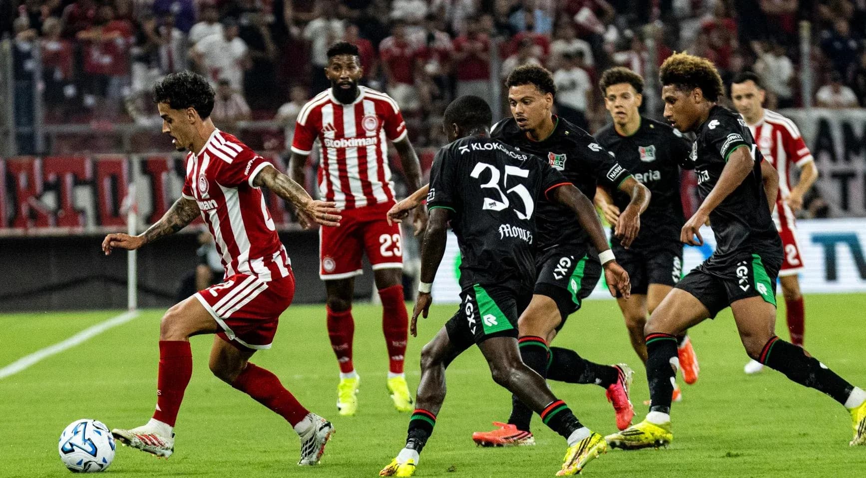 Olympiakos Piraeus futbolçusu topu idarə edir