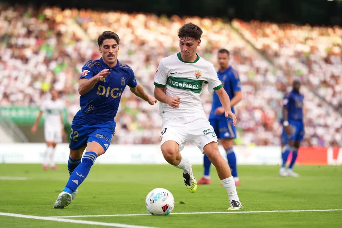 Oviedo və Elche futbolçuları top üçün mübarizə aparır