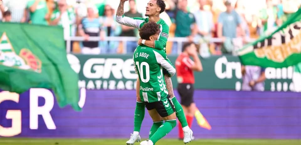 Real Betis futbolçuları sevinir