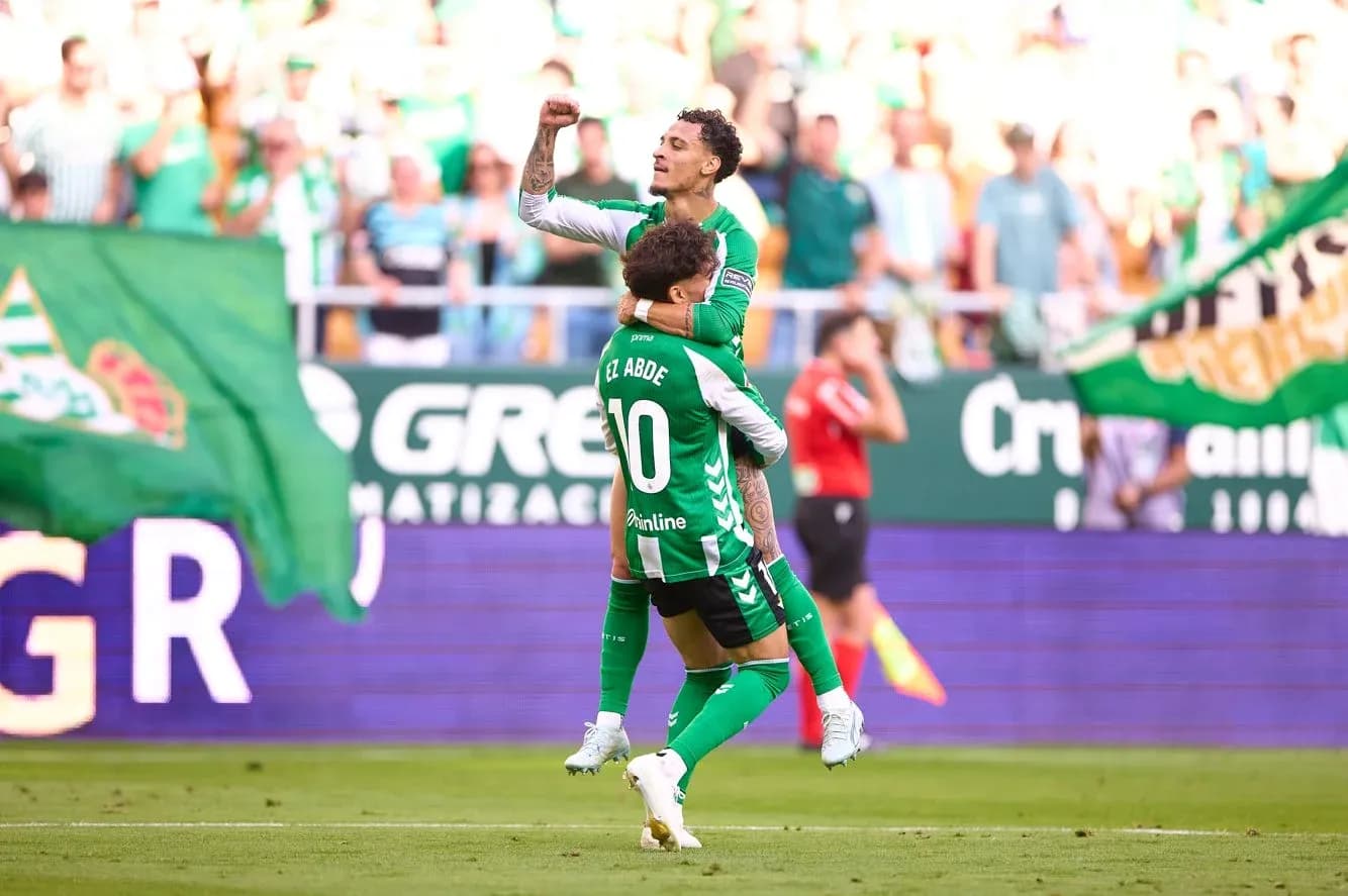Real Betis futbolçuları sevinir