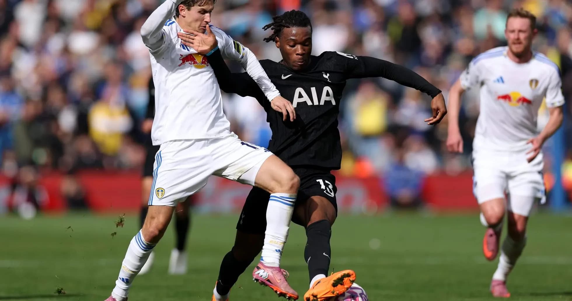 Tottenham və Leeds futbol oyunu zamanı mübarizə
