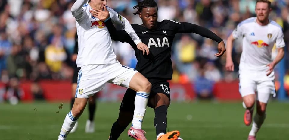 Tottenham və Leeds futbol oyunu zamanı mübarizə