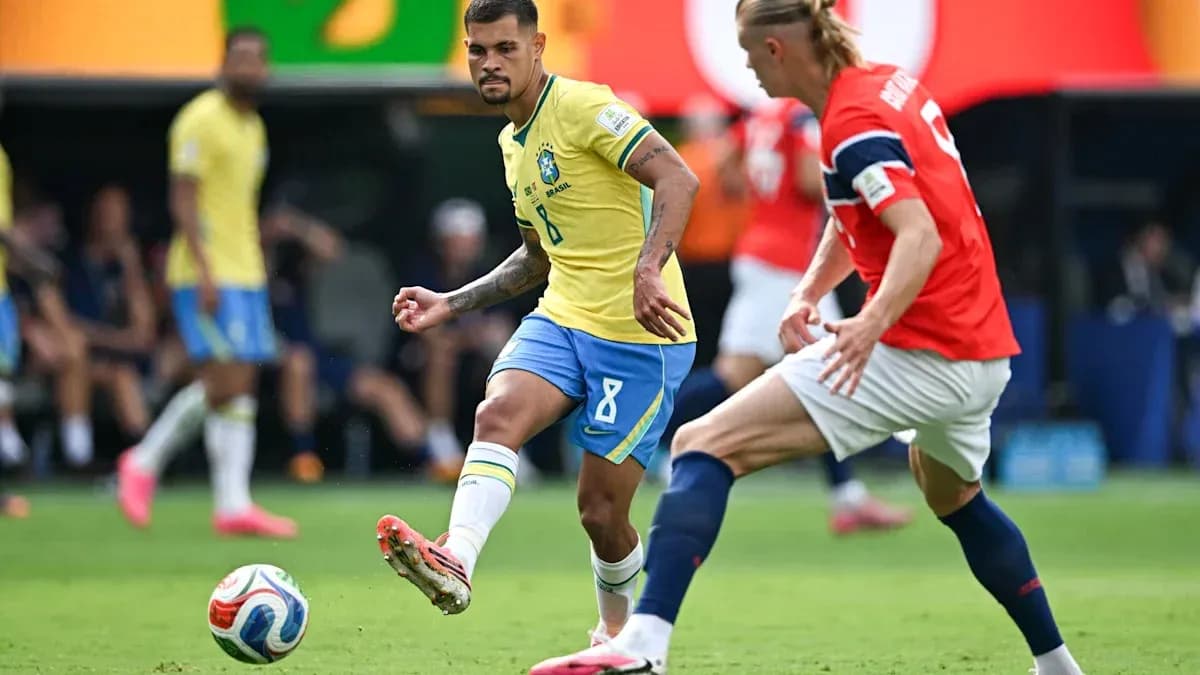 Braziliya oyunçusu topu sürür, Norveçli müdafiəçi yaxınlaşıb