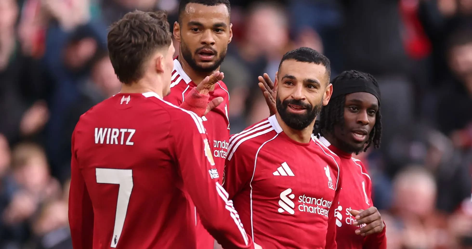 Liverpool futbolçuları sevincini paylaşır