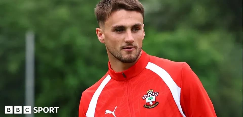 Futbolçu məşq zamanı Southampton formasında